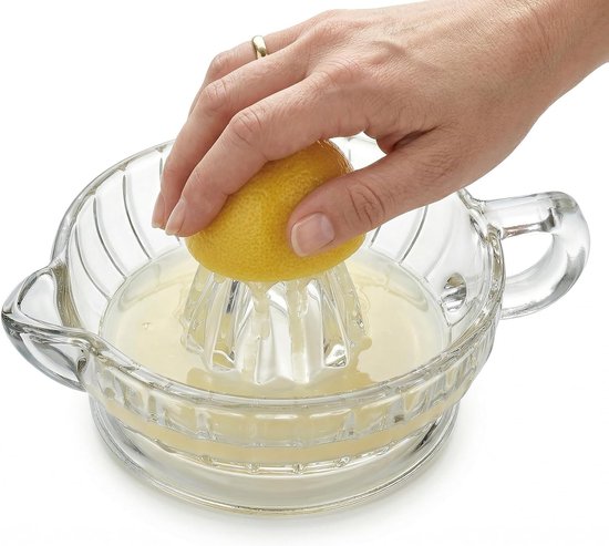 Citruspers voor in de keuken met handvat en schenktuit, gemaakt van stevig glas, geschikt voor het persen van vers sap, koken en het maken van cocktails. van Merkloos