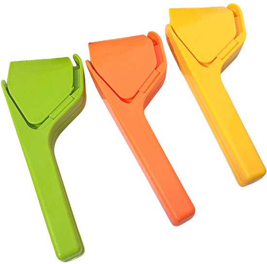 Deze citroenpers is een makkelijk te gebruiken, opvouwbare citruspers die ook geschikt is voor limoenen en citroenen. van Merkloos