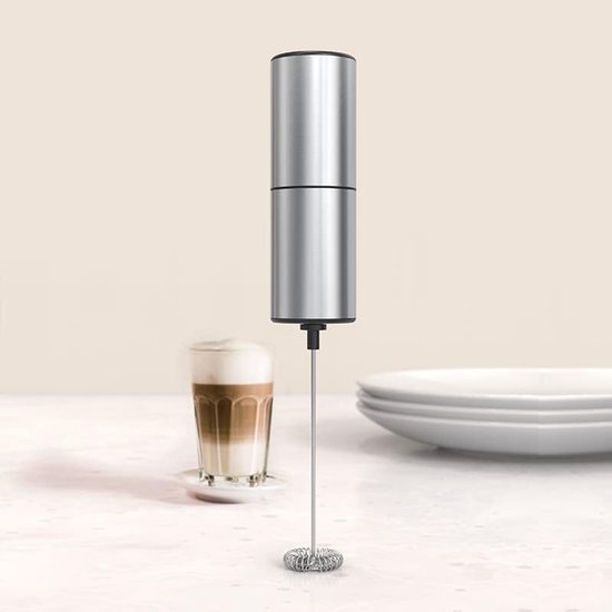 Deze op batterijen werkende melkschuimer/koffieroerder van roestvrij staal is geschikt voor lattes, smoothies en andere dranken. Hij wordt geleverd met een metalen standaard voor eenvoudig opbergen en gebruik. (Staal) van Merkloos
