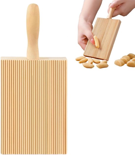Handmatige pastamachines en een houten wasbord, handige tools voor het maken van verse pasta thuis, geniet van de smaak van zelfgemaakte pasta.