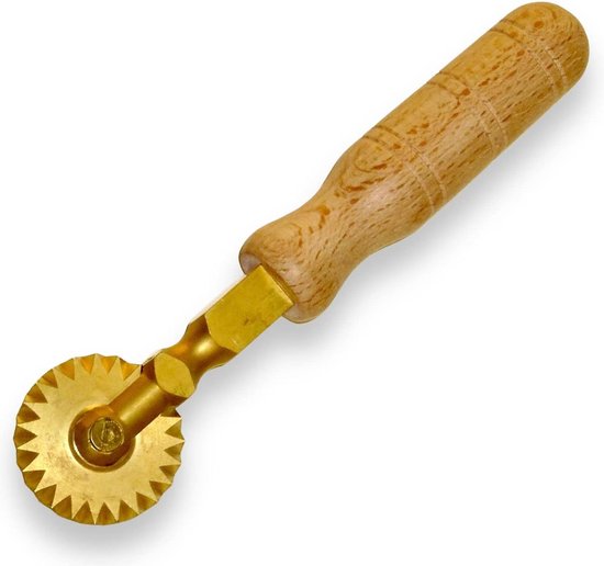 Professioneel deeggrammetje stervormpjes van messing en natuurlijk hout met Gratis Verzending pasta roller van The Cooking Factory