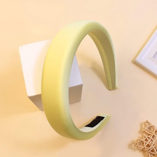 Stijlvolle Retro Satijnen Haarband voor Vrouwen en Meisjes - Brede en Eenvoudige Ontwerp voor Yoga, Reünies en Feestjes in Lichtgeel van Merkloos