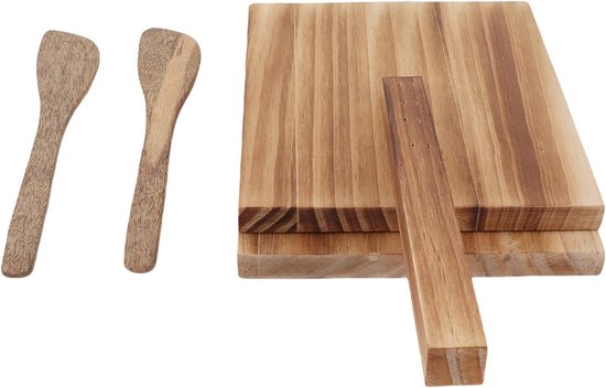 Zelfgemaakte tortilla's met pastampers met houten handvat, onvervalste verwerking